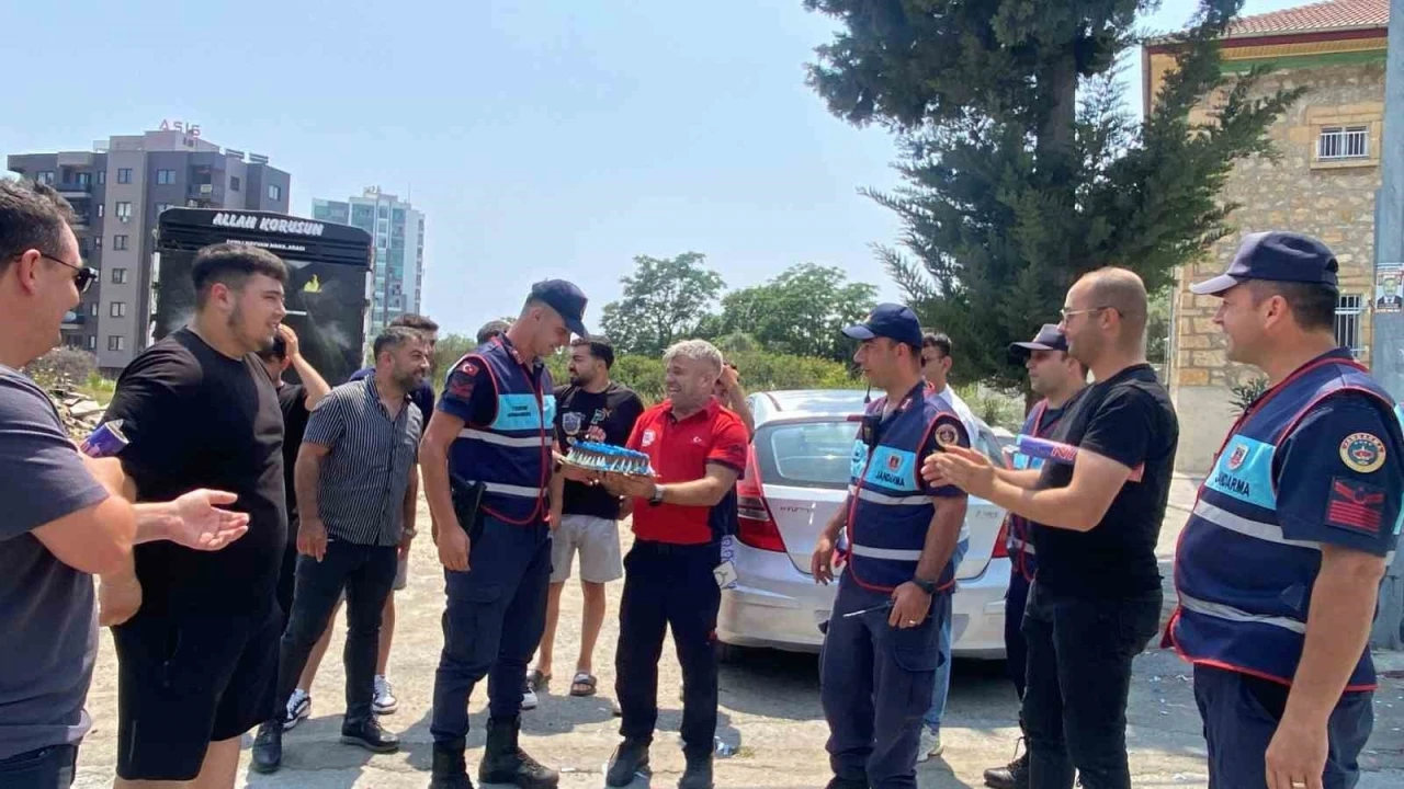 Kavga ihbarına giden jandarmaya sürpriz kutlama
