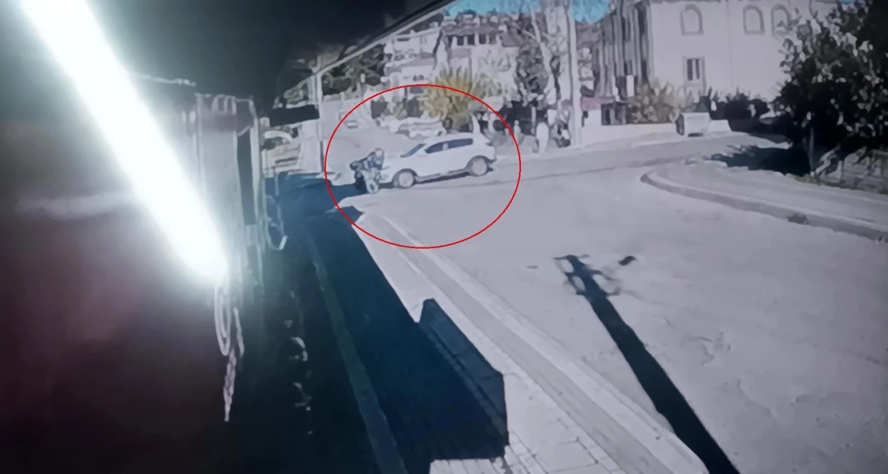 Kavşağa giren motosikletliyi fark etmeyerek &ccedil;arptı: 1 yaralı
