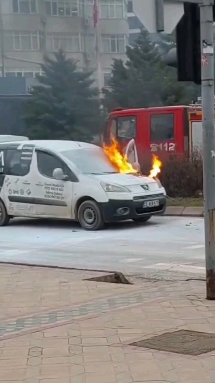 Kavşakta alevli anlar, trafik kilitlendi
