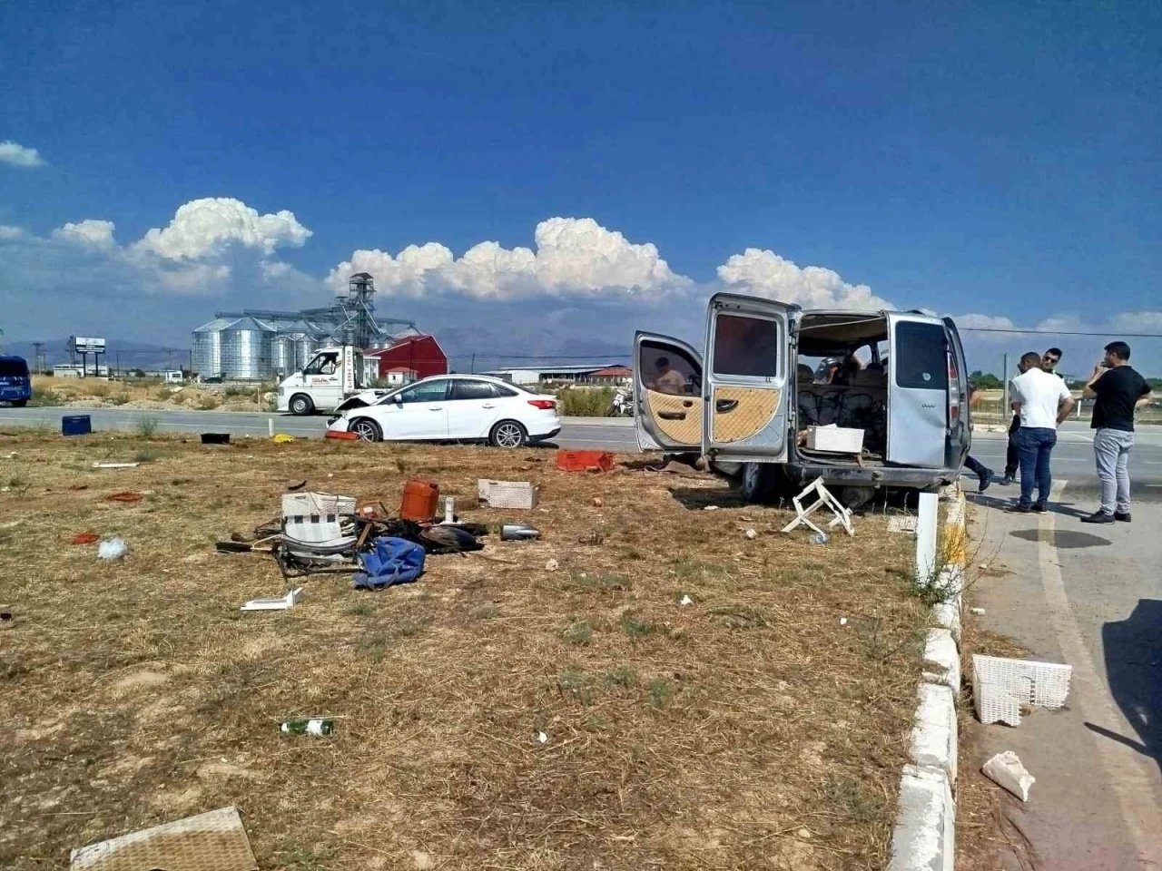 Kavşakta çarpışan iki otomobil hurdaya döndü: 5 yaralı
