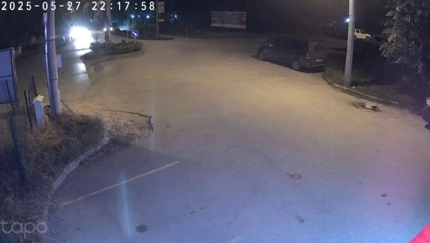 Kavşakta drift yapan otomobil ağaca çarptı: 3 yaralı
