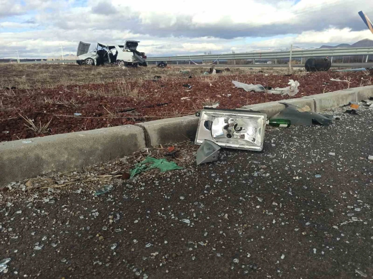 Kavşakta iki otomobil &ccedil;arpıştı: 1 &ouml;l&uuml;, 1 yaralı
