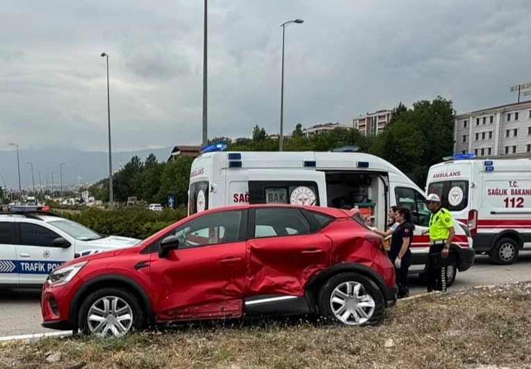 Kavşakta iki otomobil çarpıştı: 3 yaralı
