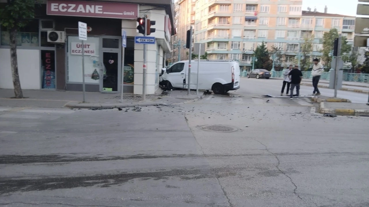Kavşakta kaza yapan araç işletmenin duvarına çarptı
