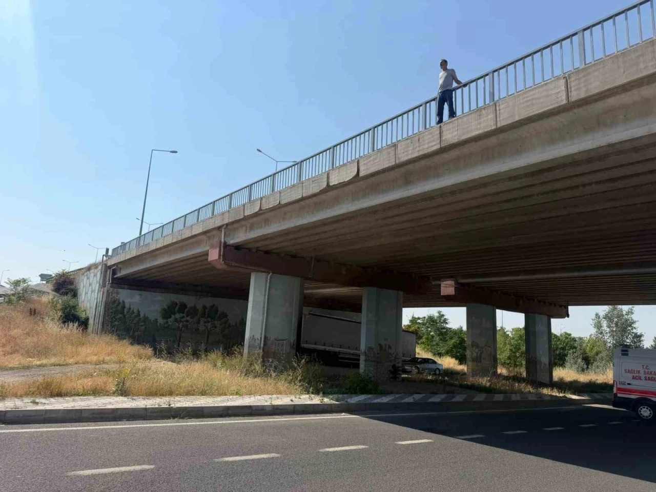 Kavşakteki &uuml;st ge&ccedil;it korkuluklarına &ccedil;ıkan şahıs sebebi ile Eskişehir- Afyonkarahisar yolu trafiğe kapandı
