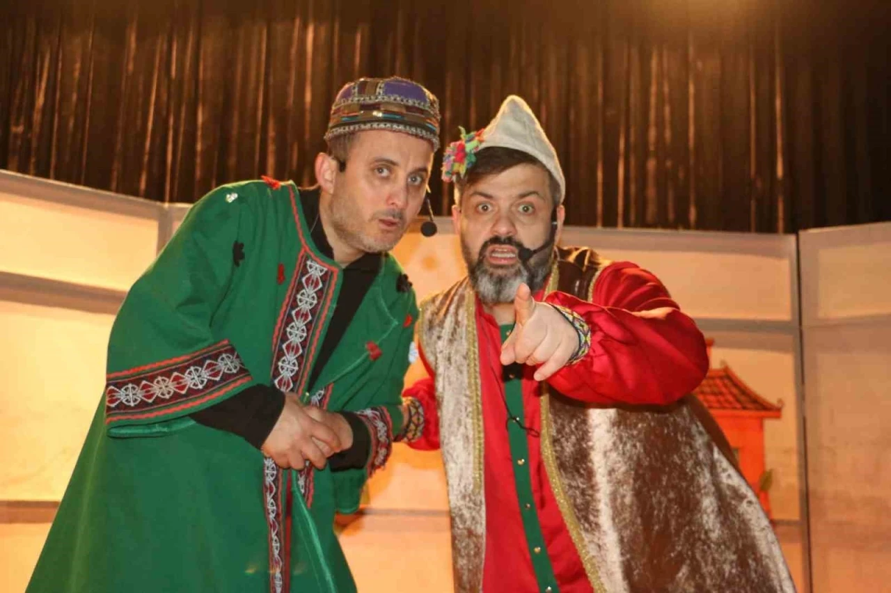 Kavuklu ve Pişekar çocuklarla buluştu