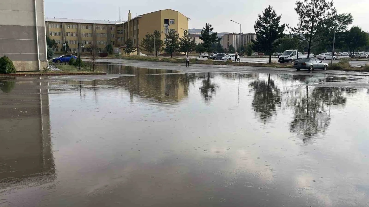 Kavurucu sıcaklar yerini sağanak ve taşkınlara bıraktı
