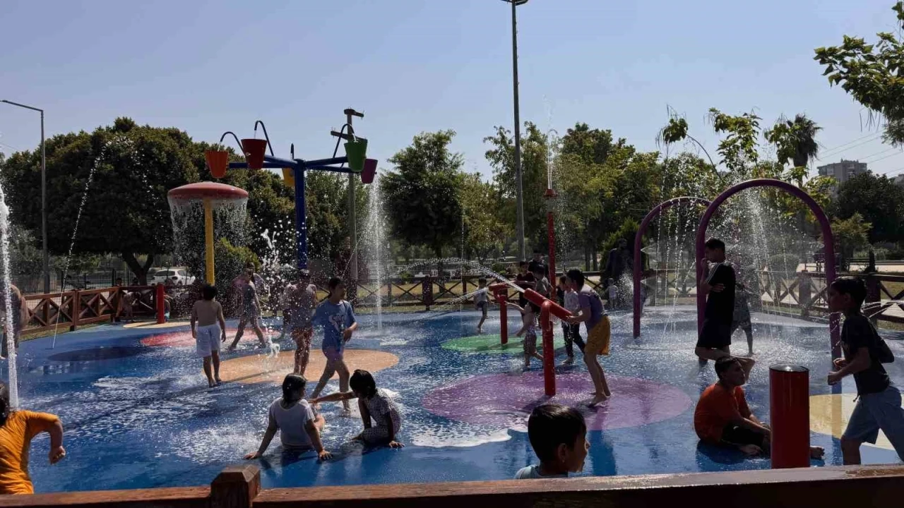 Kavurucu sıcakta &ccedil;ocuklar su oyun parkına akın etti
