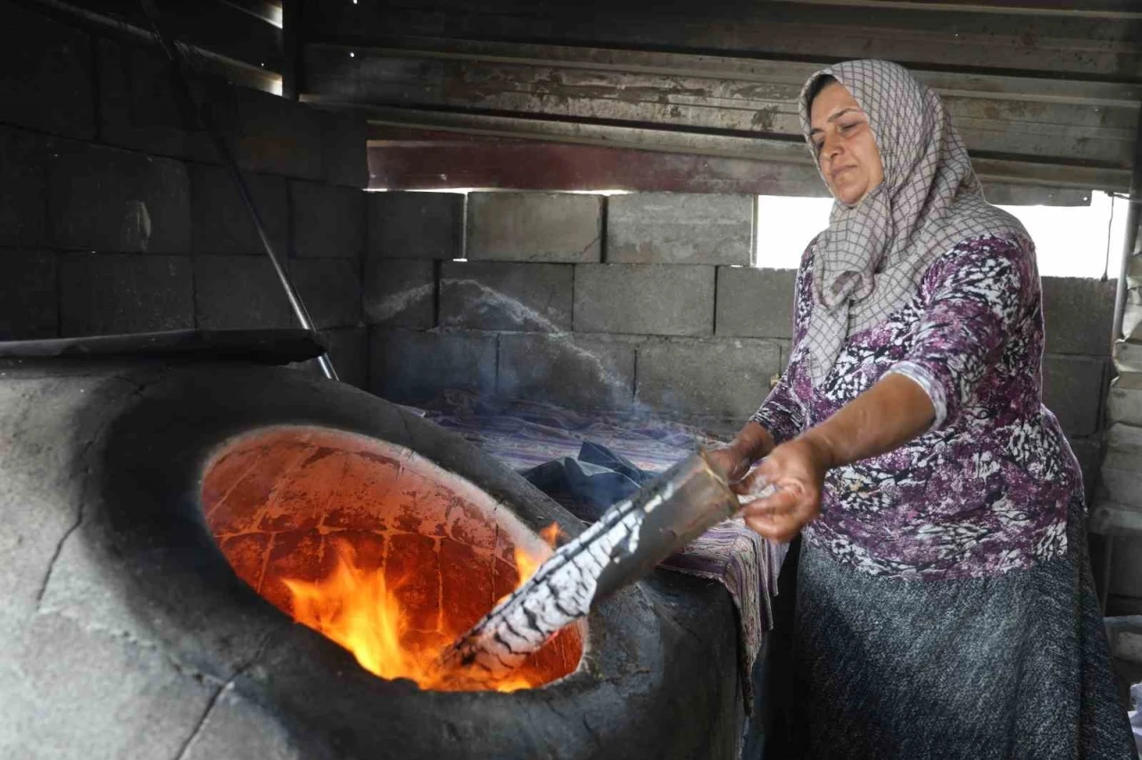 Kavurucu sıcakta kadınların tandır başında zorlu mesaisi
