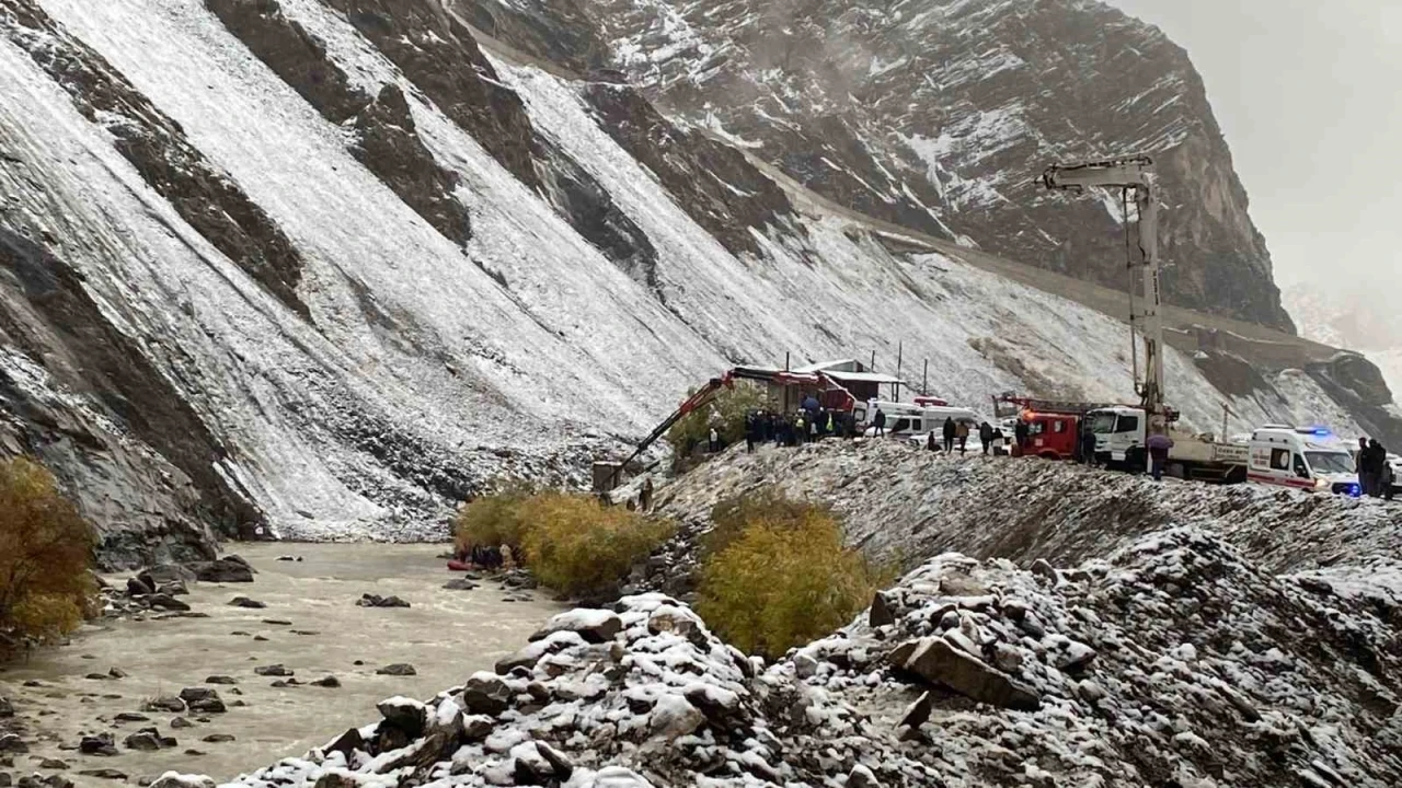 Kayadan kaçan araç Zap Suyu’na düştü: 4 madenci kurtarıldı
