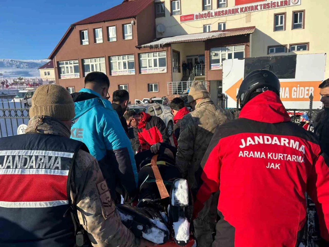 Kayak merkezinde d&uuml;şerek yaralanan şahsın yardımına JAK ve UMKE yetişti
