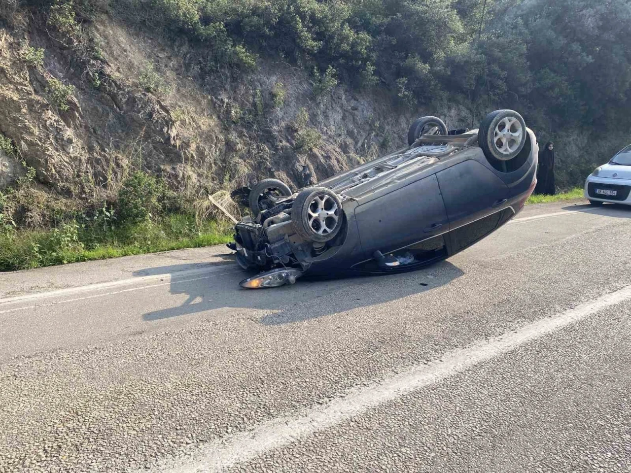 Kayalara çarpan otomobil takla attı, emniyet kemeri sayesinde kurtuldular
