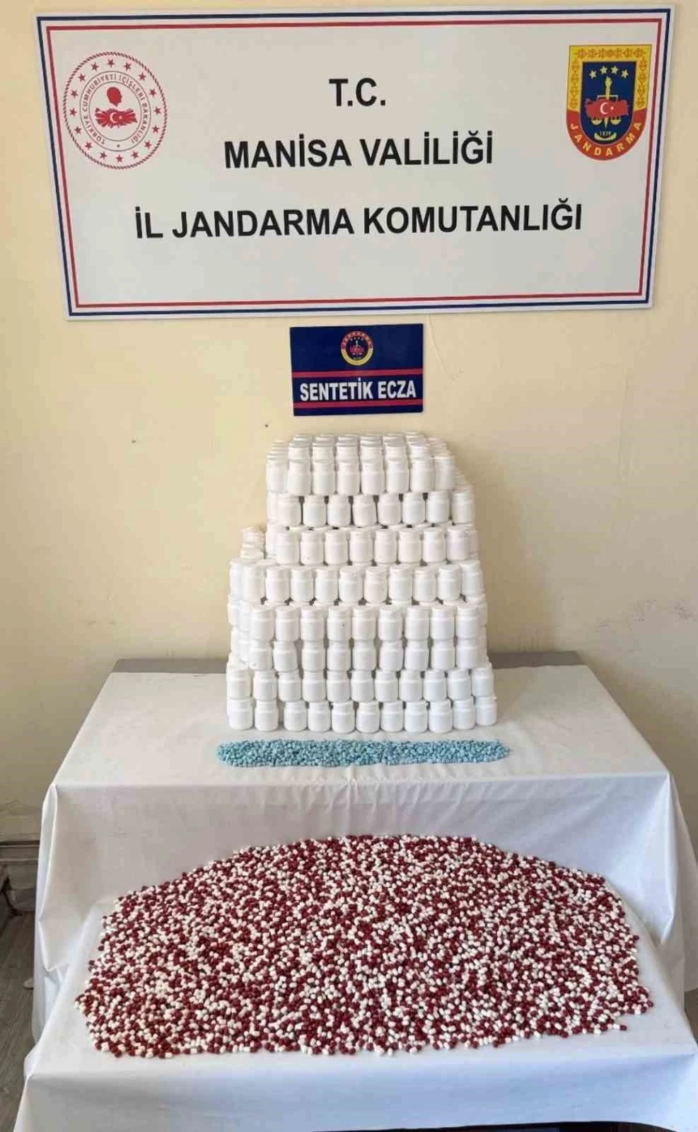 Kayalıkta ve çalılar arasında uyuşturucu deposu
