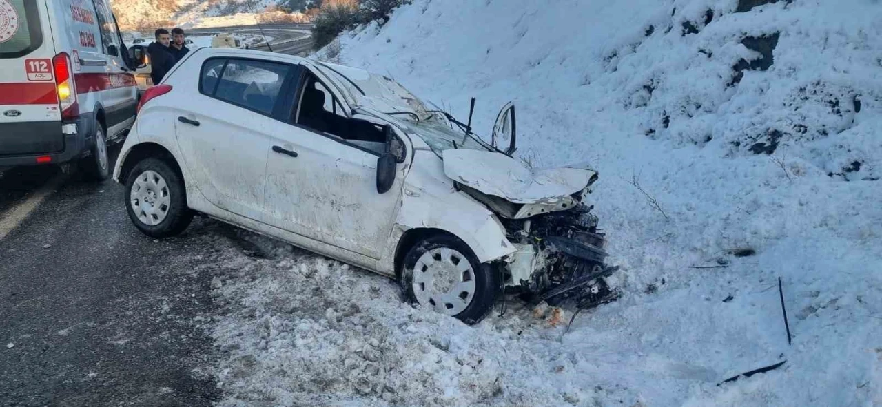 Kayan otomobil, yol kenarındaki araca &ccedil;arptı
