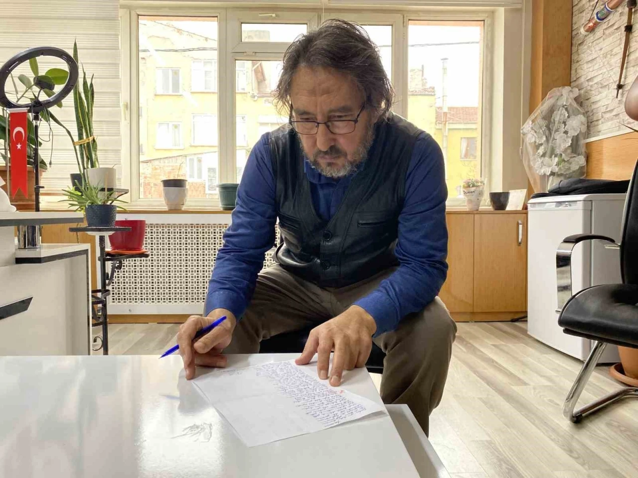 Kaybettiği telefonu i&ccedil;in şiir yazdı
