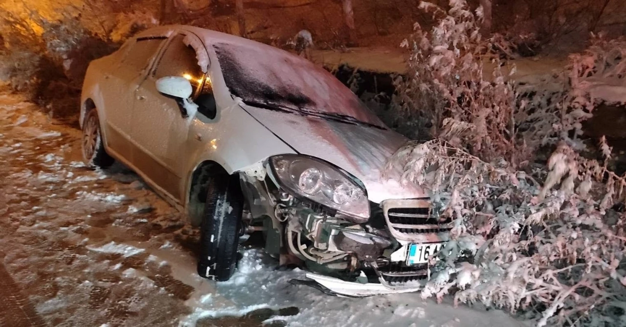 Kaygan zeminde kontrol&uuml; kaybedip kazaya neden oldu: 3&rsquo;&uuml; &ccedil;ocuk 7 kişi yaralandı
