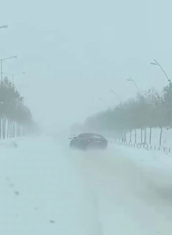 Kayganlaşan yolda kaza kıl payı atlatıldı
