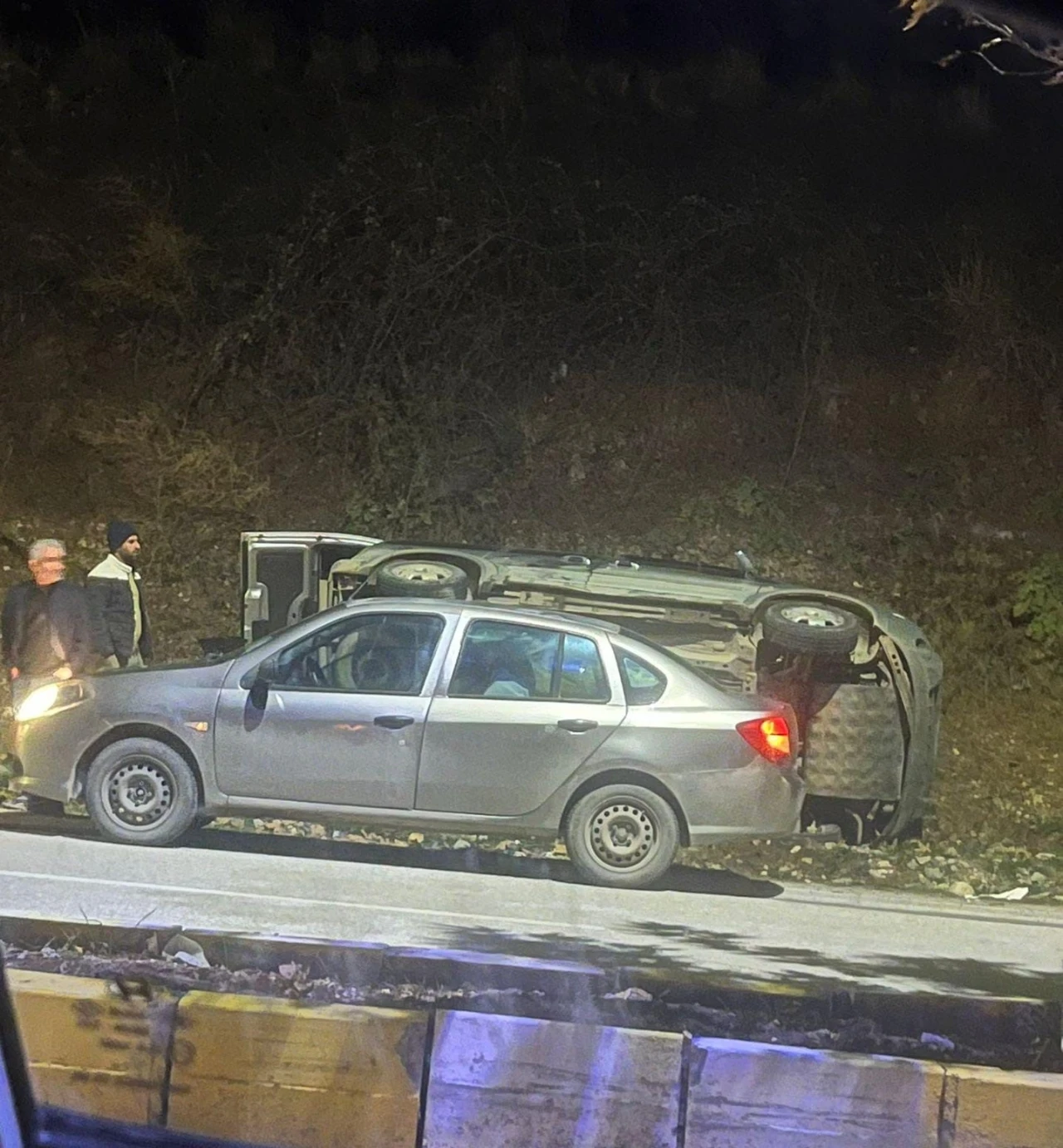 Kayganlaşan yolda otomobil devrildi
