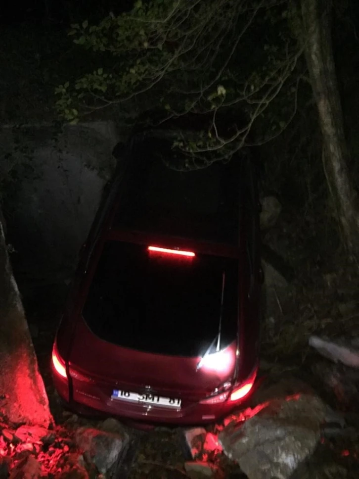 Kayganlaşan yolda otomobil, kontrolden &ccedil;ıkarak şarampole devrildi
