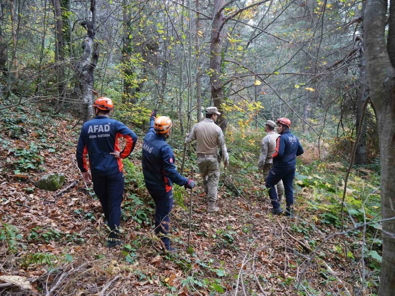 Kayıp anne ve oğlu için &quot;daraltılmış baz çalışması&quot;yla 1 kilometrelik alan belirlendi: Ekipler çalışmalarını bölgede yoğunlaştırdı

