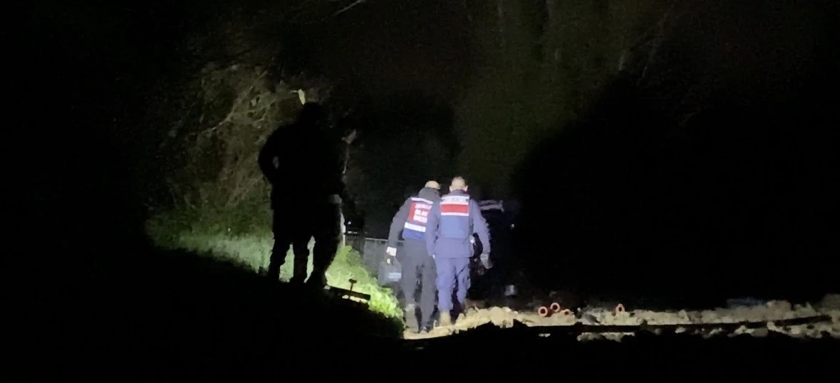 Kayıp olarak aranan eski muhtar varilin i&ccedil;inde &ouml;l&uuml; bulundu
