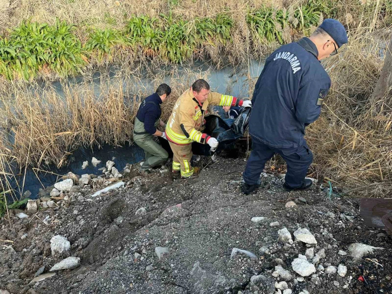 Kayıp olarak aranan yaşlı adam dere yatağında &ouml;l&uuml; bulundu
