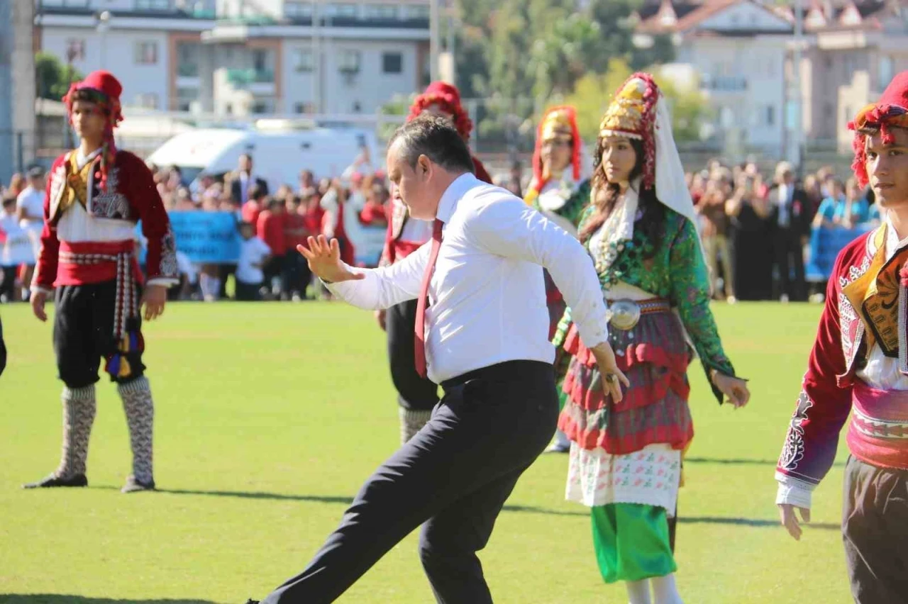 Kaymakam Akkaya’nın zeybek gösterisi büyük beğeni topladı