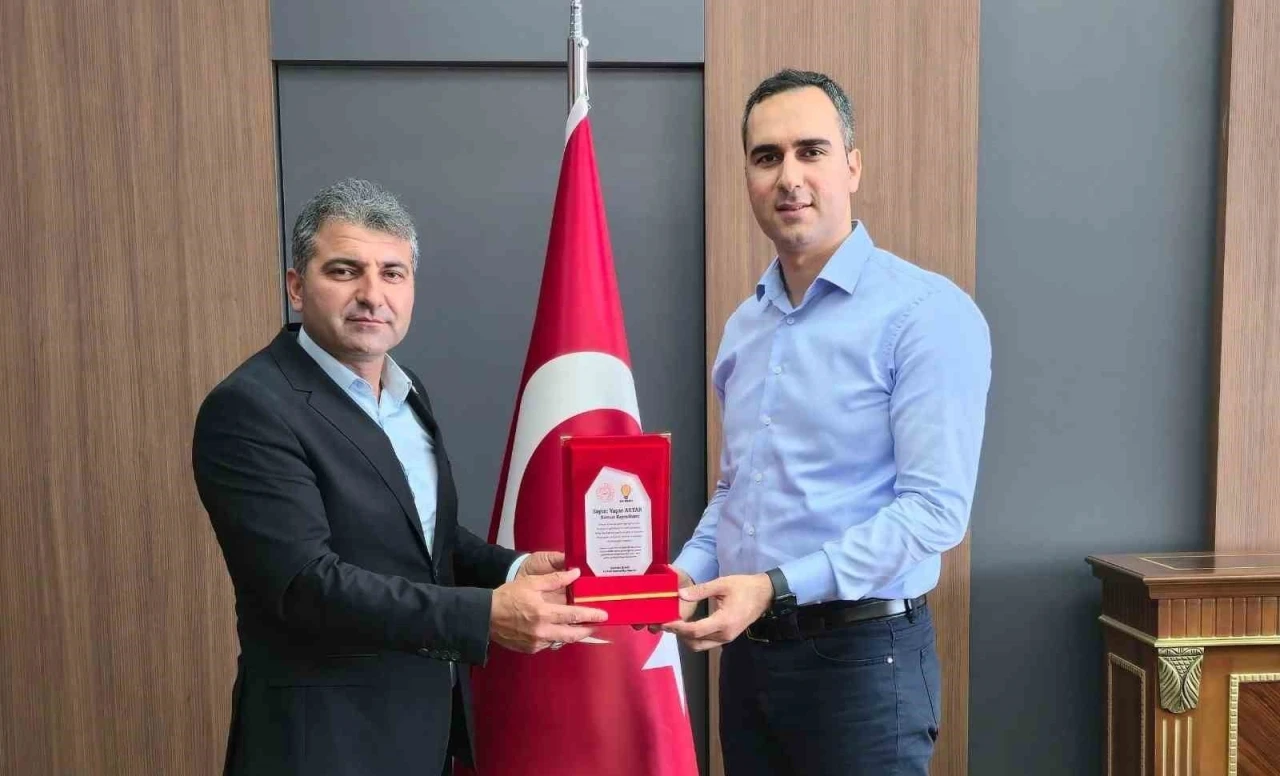 Kaymakam Artar, plaket ile uğurlandı
