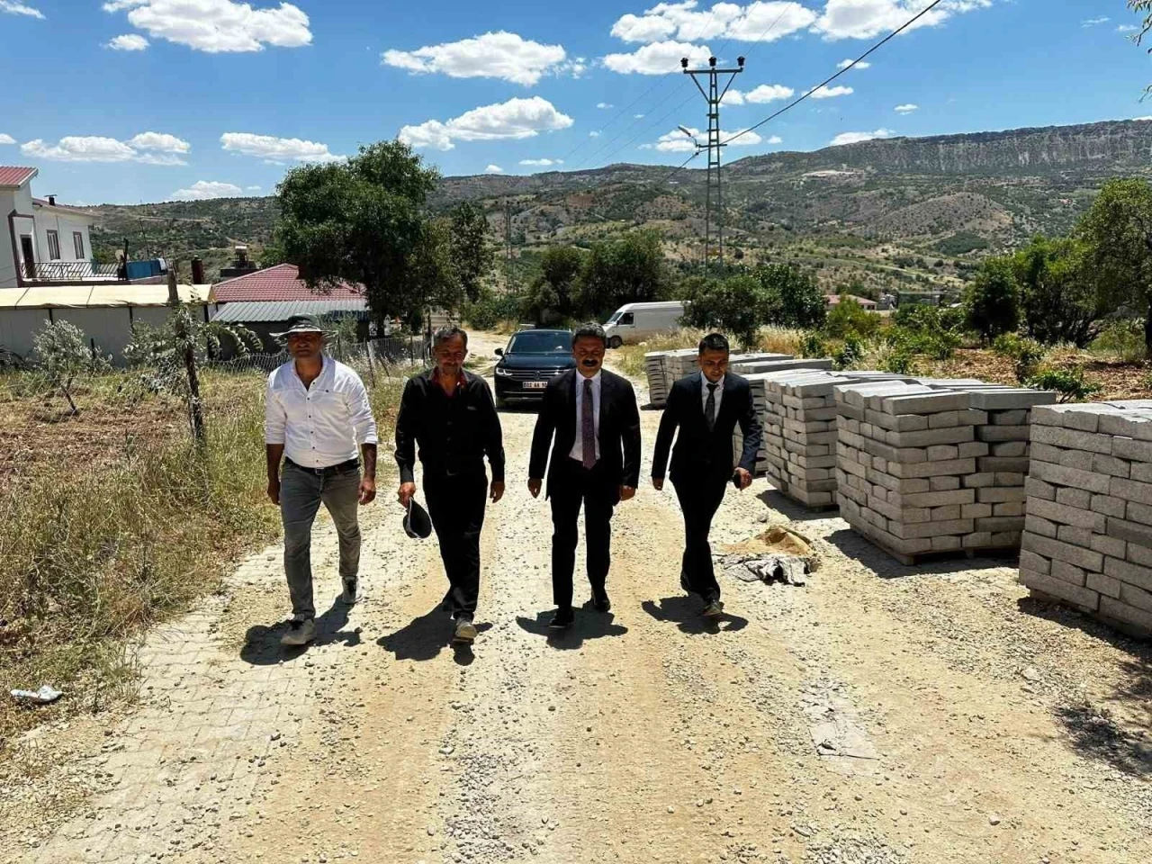 Kaymakam Aslan, deprem konutlarında incelemelerde bulundu
