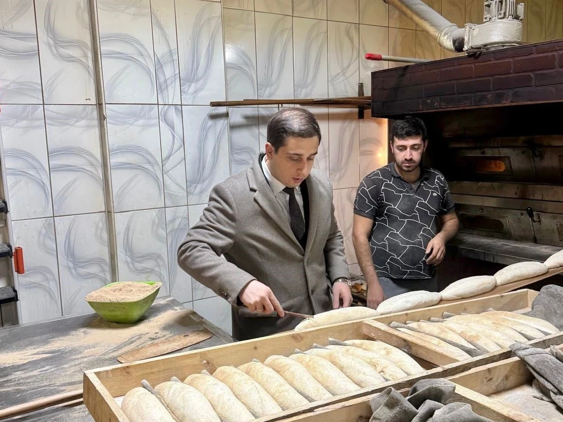 Kaymakam Başar fırında ekmek pişirip, &ccedil;ay ocağında kahve hazırladı
