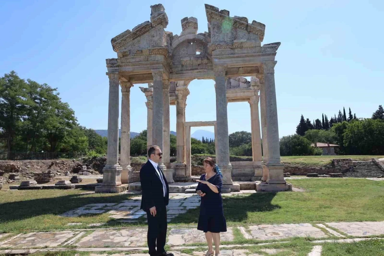 Kaymakam Battal, Afrodisias&rsquo;taki &ccedil;alışmaları inceledi
