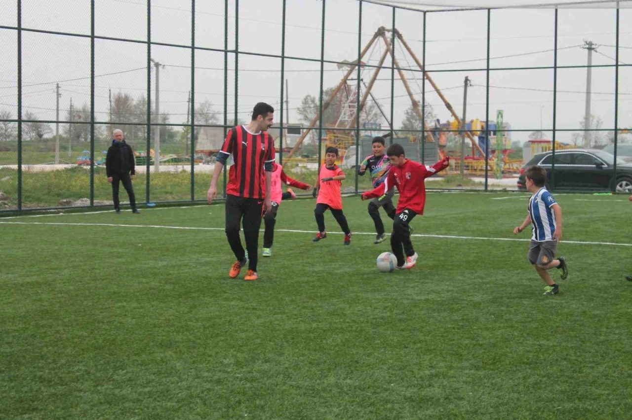Kaymakam Bayram ilkokul &ouml;ğrencileri ile halı saha ma&ccedil;ı yaptı
