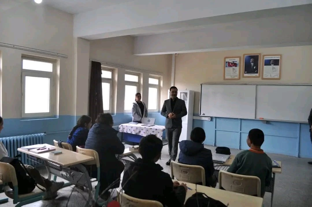 Kaymakam Demirtaş, öğretmen ve öğrencilerle buluştu
