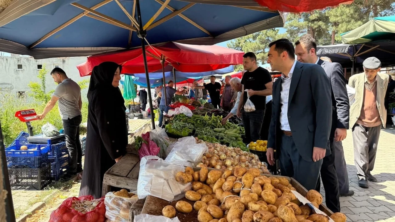 Kaymakam Genç, pazar yerinde vatandaşlarla bayramlaştı
