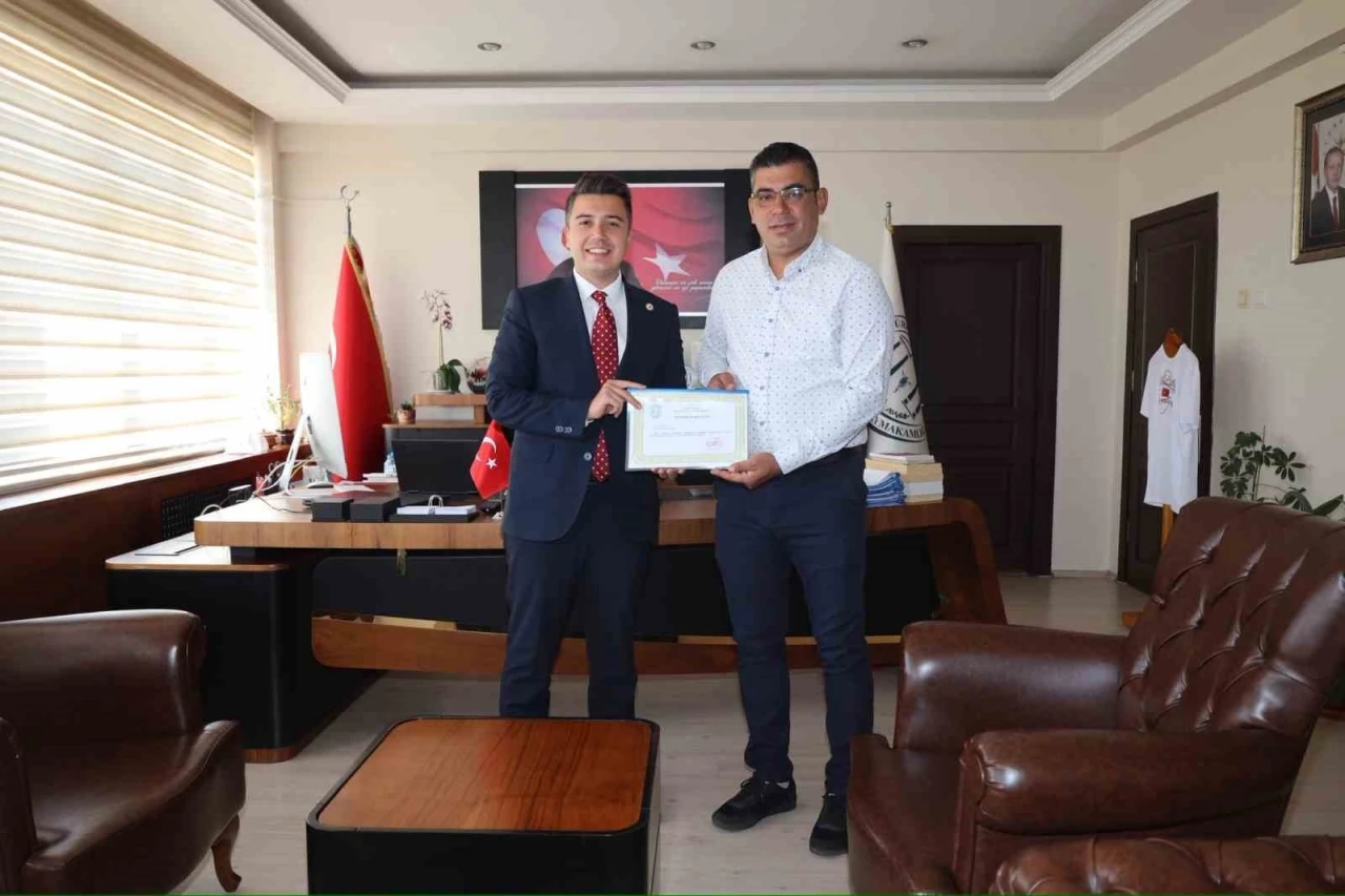 Kaymakam Gündoğdu’dan örnek muhtara teşekkür belgesi
