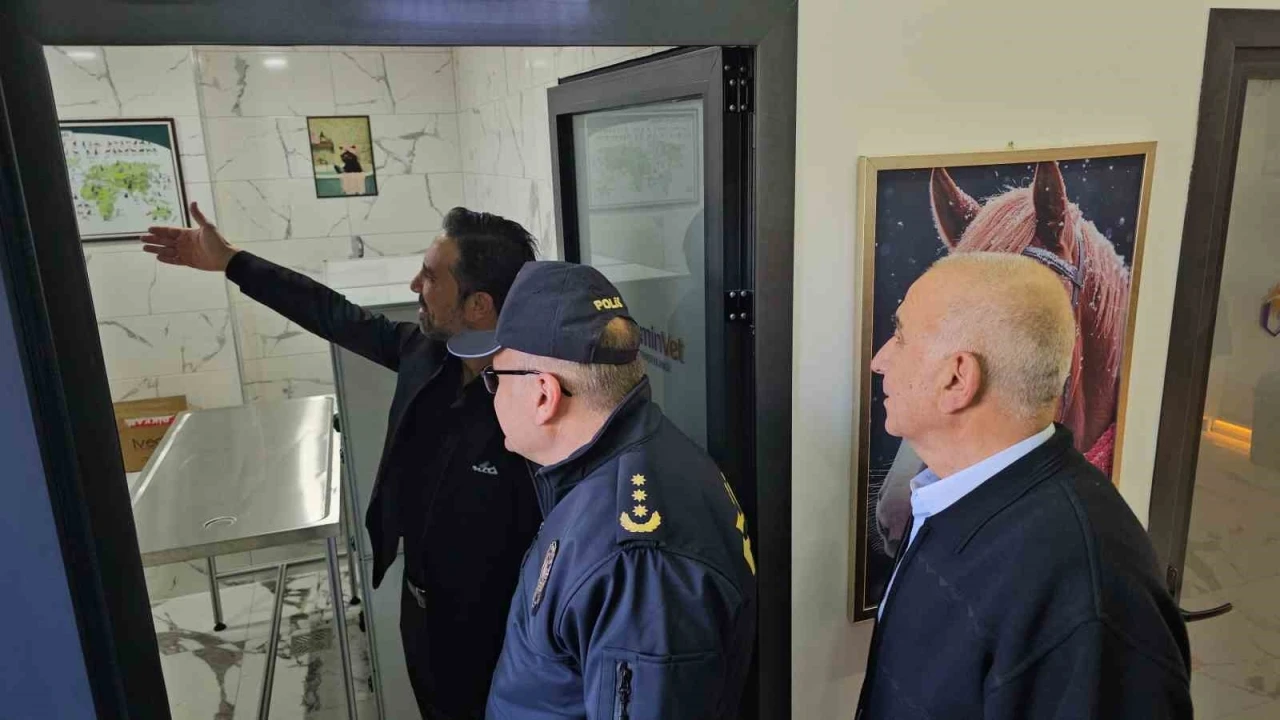 Kaymakam Kan ve Başkan Tetik, Veteriner Kliniği a&ccedil;ılışına katıldı
