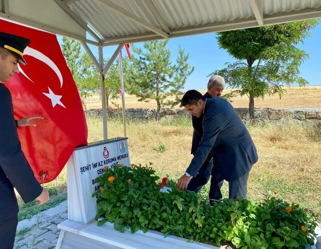 Kaymakam Mahir, Şehit kabirlerini ziyaret etti
