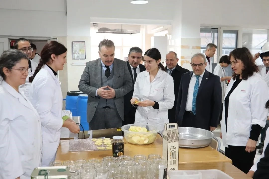 Kaymakam Odabaş meslek lisesindeki &uuml;retim alanlarını inceledi
