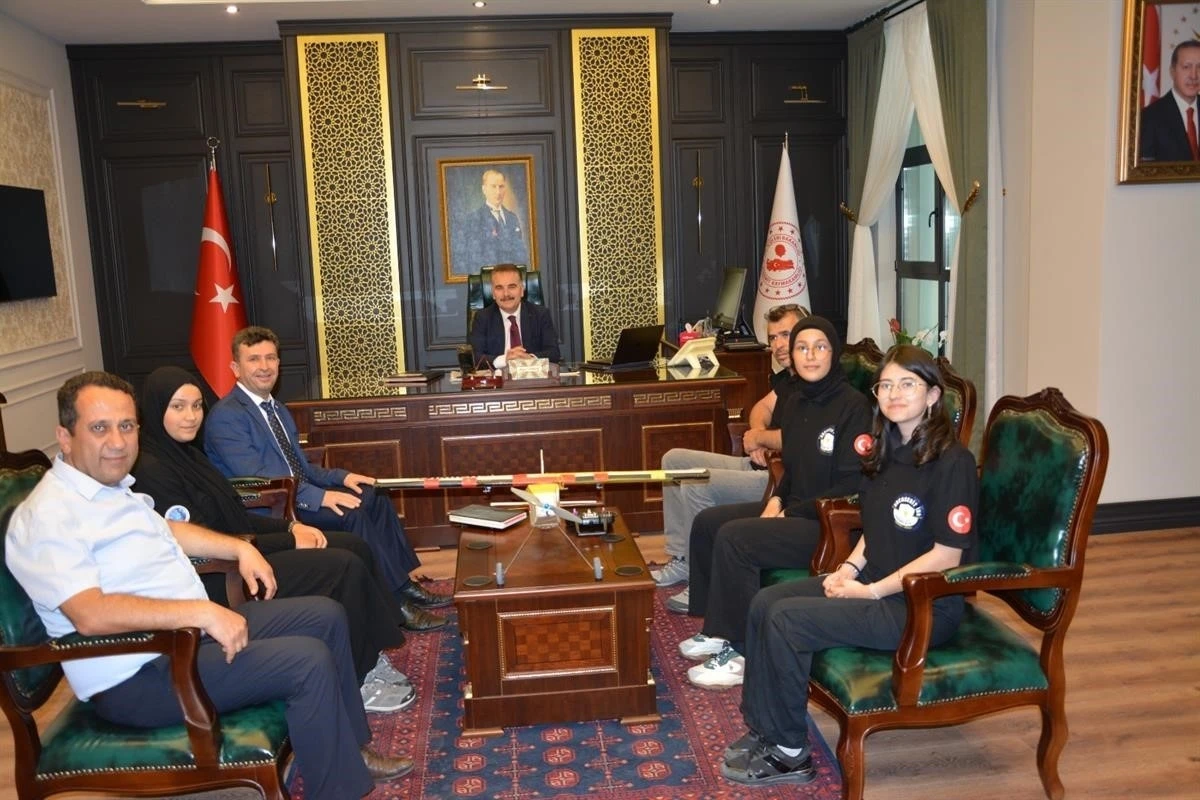 Kaymakam Odabaş, robotik şampiyonları ağırladı
