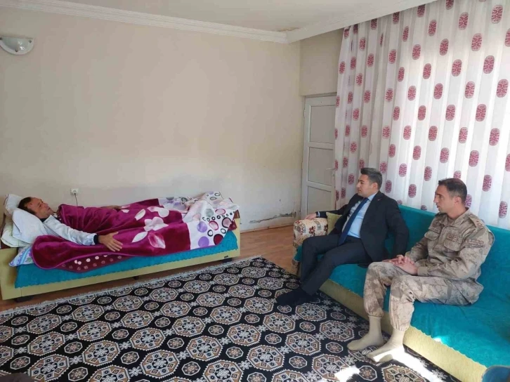 Kaymakam &Ouml;z&ccedil;elik, yaralanan g&uuml;venlik korucusunu evinde ziyaret etti
