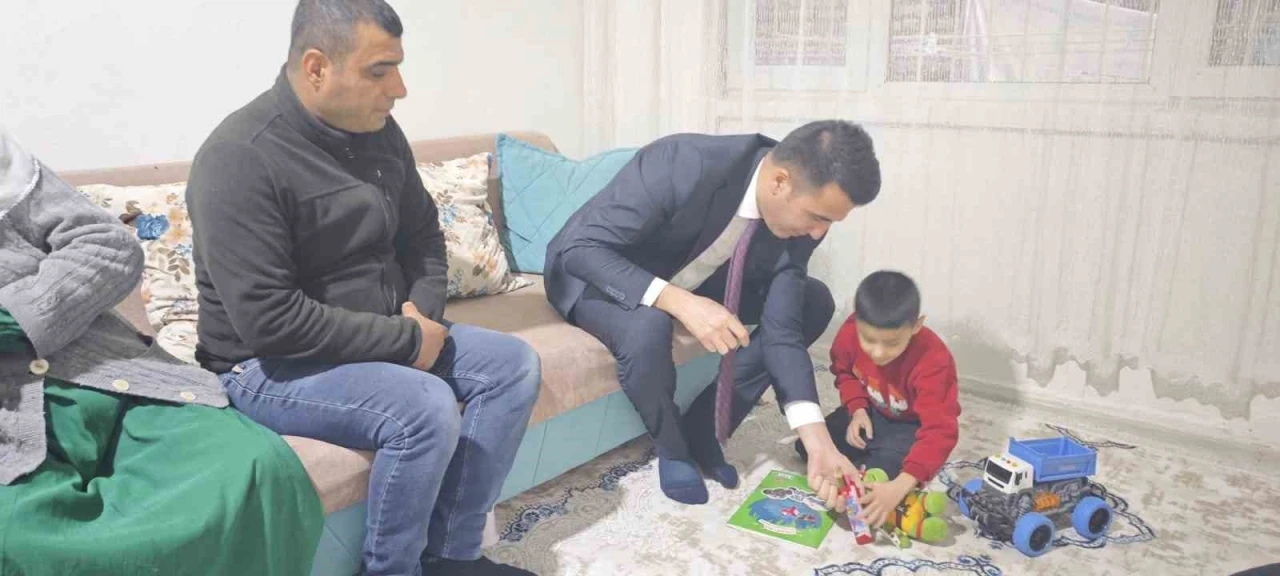 Kaymakam Özdemir miniklere oyuncak dağıttı
