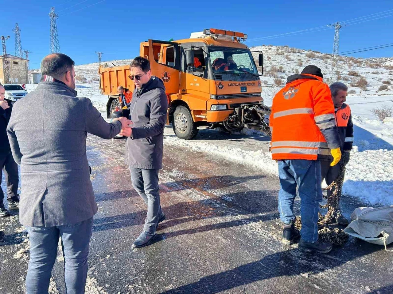 Kaymakam &Ouml;ztaş, kar mesaisinde olan ekiplerle bir araya geldi
