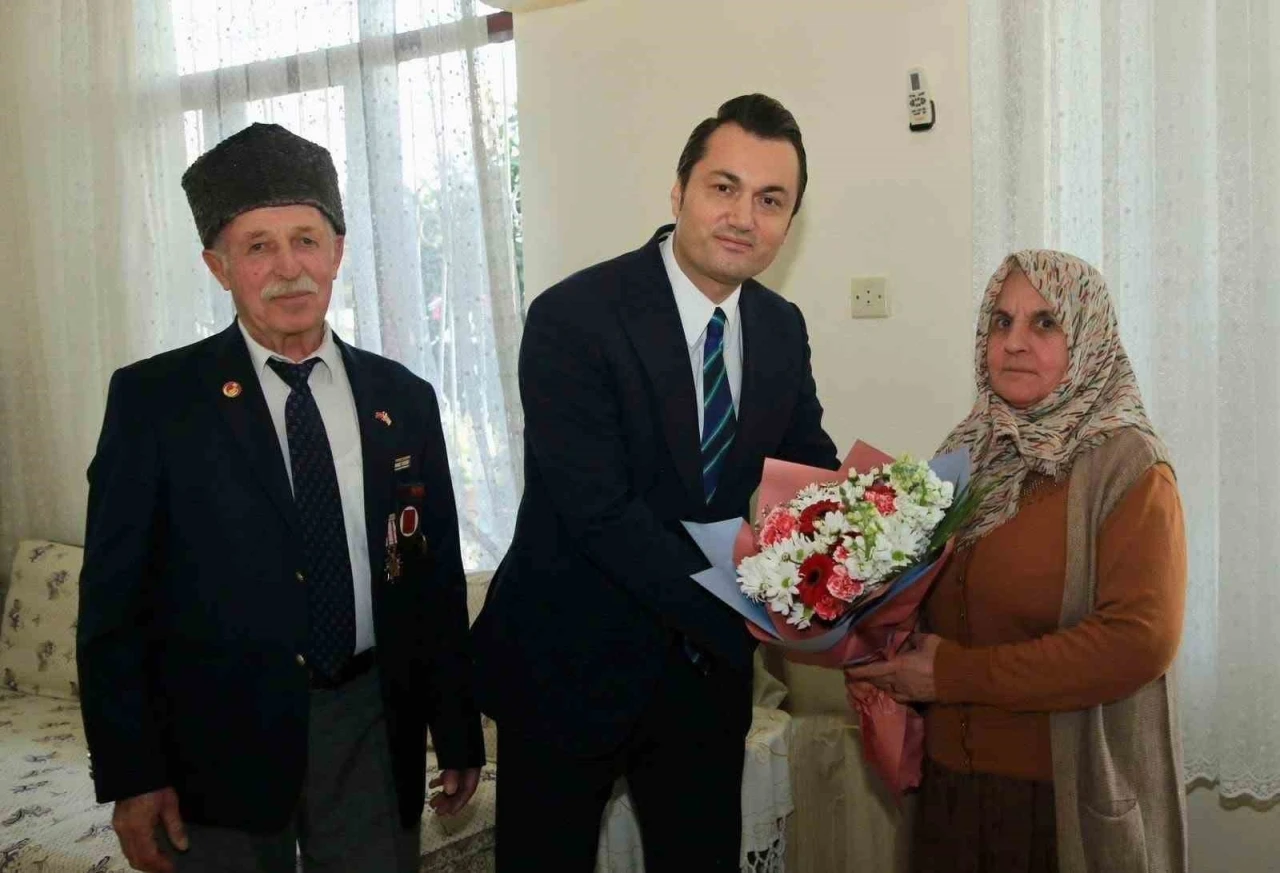 Kaymakam &Ouml;zt&uuml;rk gazilerle bir araya geldi: "Sizlerin &ouml;dediği bedeller sayesinde bu şanlı bayrağımız dalgalanıyor"
