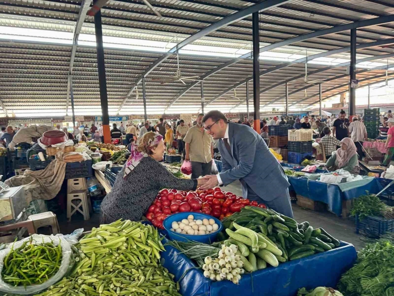 Kaymakam S&ouml;zen pazarcı esnafı ve vatandaşlarla buluştu
