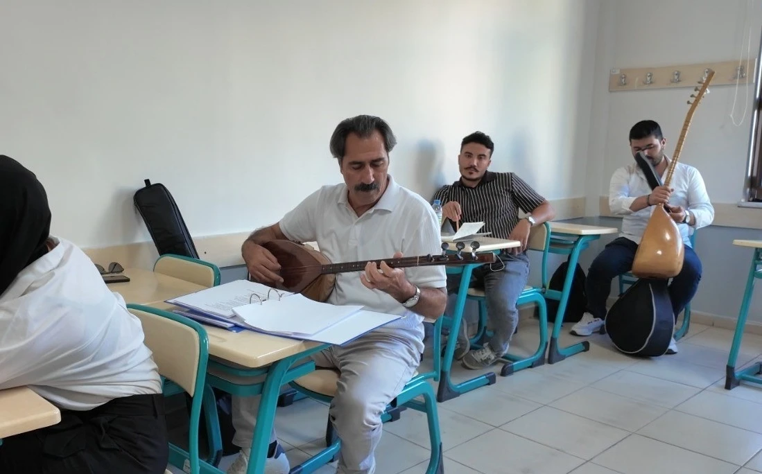 KAYMEK Şiir At&ouml;lyesi Kursu&rsquo;nda gelenekten geleceğe sazlı s&ouml;zl&uuml; yolculuk
