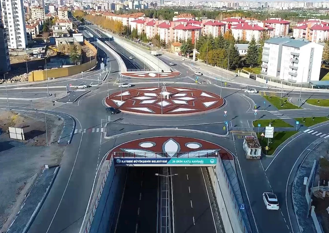Kayseri B&uuml;y&uuml;kşehir, kavşak peyzajı ile kentin vitrinine renk ve estetik katıyor
