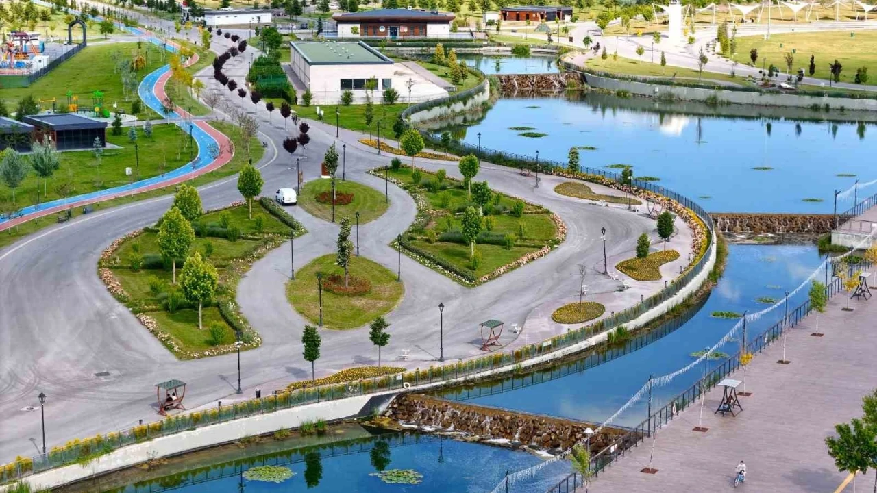 Kayseri &ccedil;i&ccedil;ek bah&ccedil;esine d&ouml;n&uuml;ş&uuml;yor
