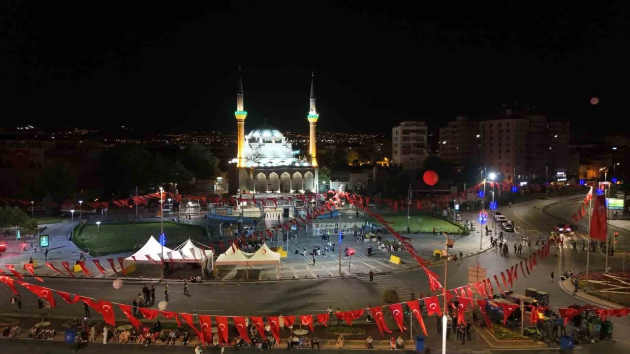Kayseri&rsquo;de 15 Temmuz&rsquo;un yıl d&ouml;n&uuml;m&uuml;nde camilerden sela y&uuml;kseldi
