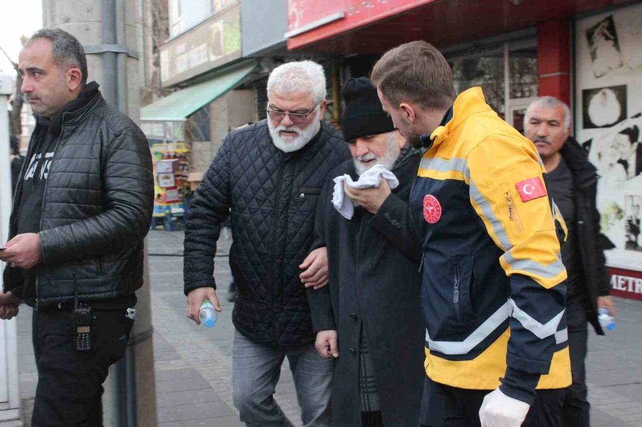 Kayseri’de 4 katlı binada yangın: 11 kişi dumandan etkilendi