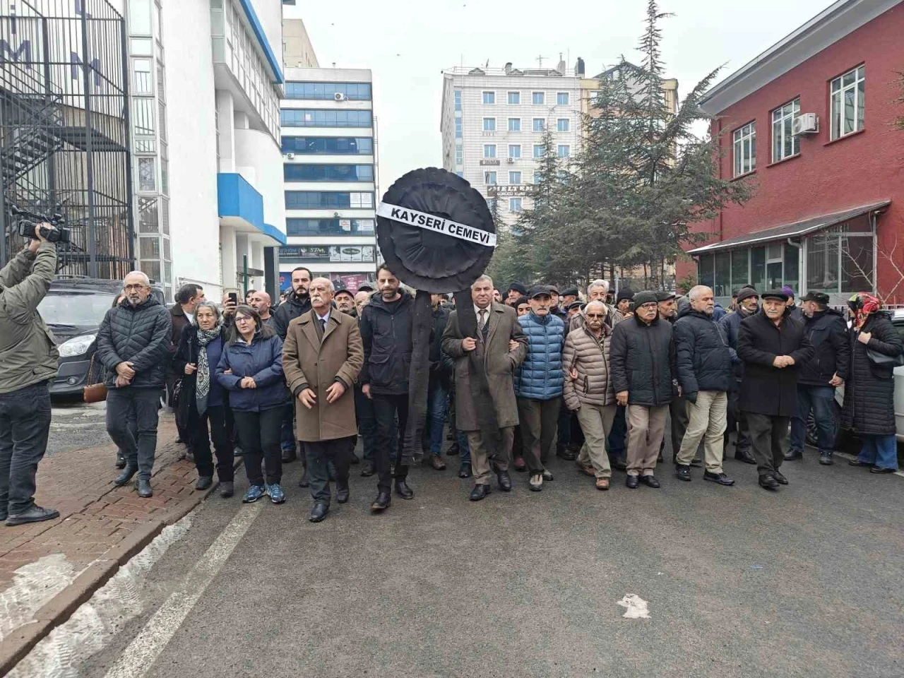 Kayseri&rsquo;de Alevi &ouml;rg&uuml;tlerden CHP İl Başkanlığı&rsquo;na &lsquo;siyah &ccedil;elenkli&rsquo; tepki
